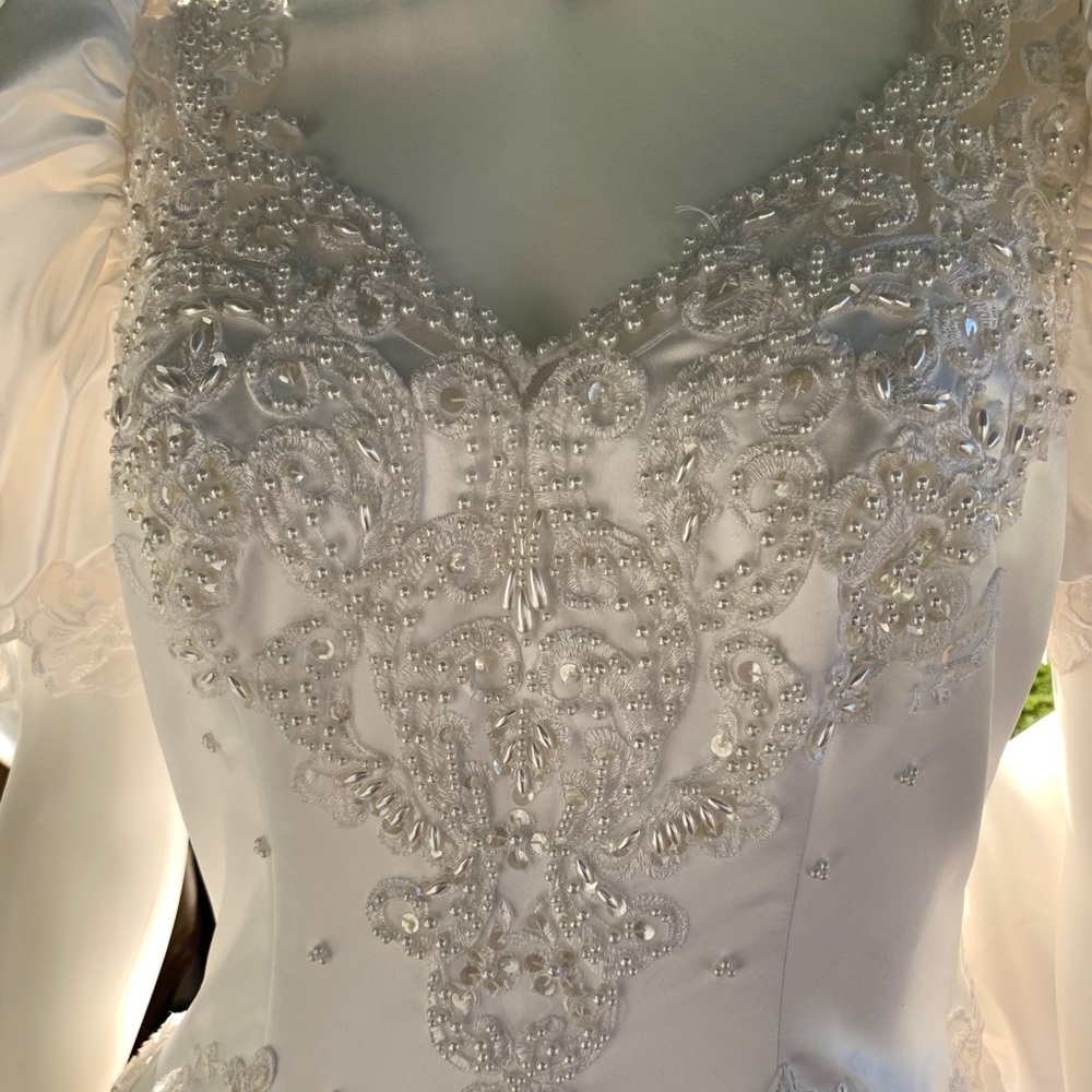 BEAUTIFUL WHITE WEDDING DRESS with VEIL